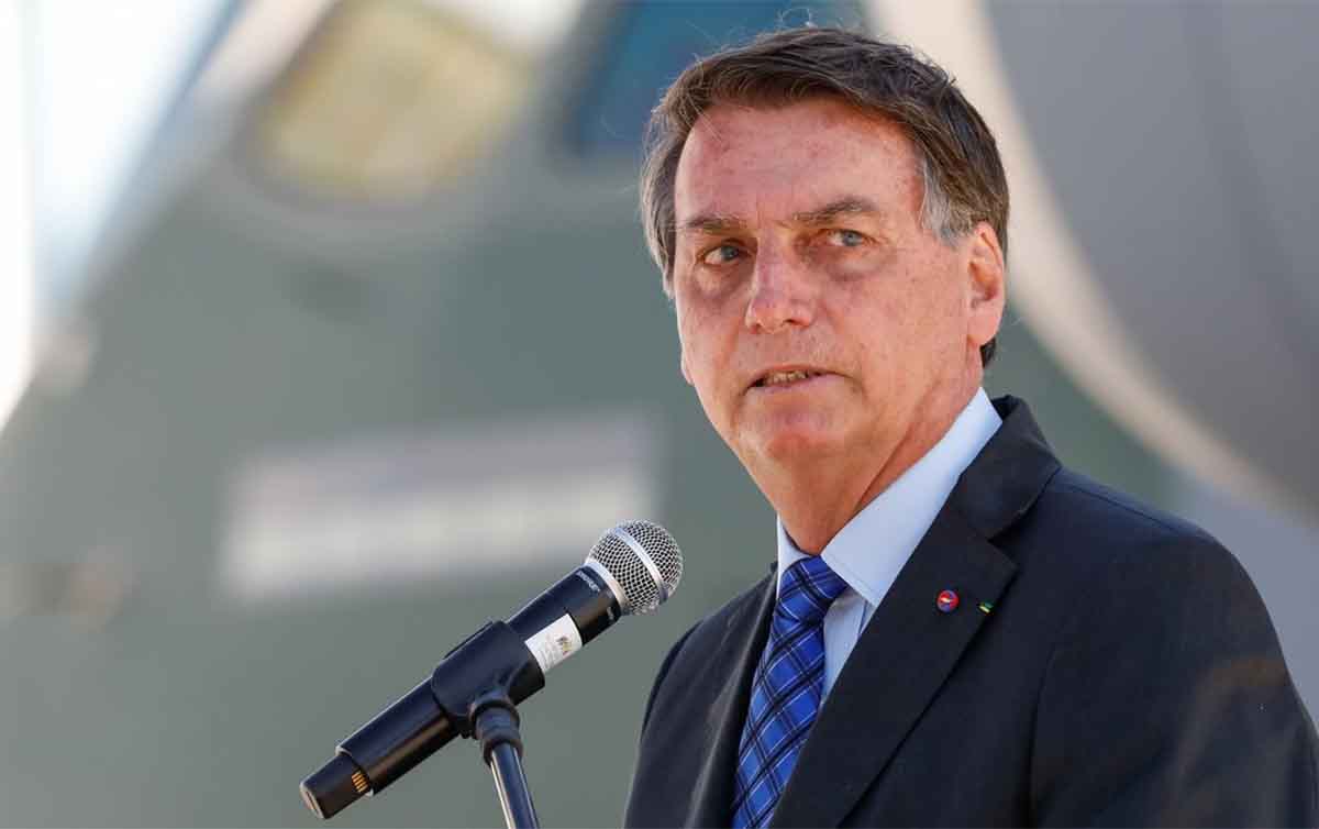 'Se o Congresso derrubar o veto do absorvente, vou tirar dinheiro da saúde e educação', diz Bolsonaro